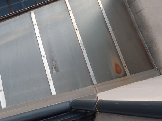 サビはベランダの天井も汚していました。透明な屋根なので、塗装で隠すことはできず、洗浄でどこまで落ちるか・・・というところです。